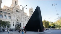 A gigantic black triangle appears in Cibeles