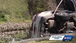 Автомобиль до сих пор стоит в кювете спустя несколько дней после полицейской погони.