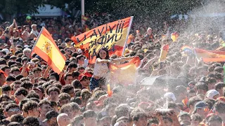 All of Spain celebrates the madness of being world champions: "I’m shirtless and I don’t care"