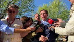 Almeida denounces nearly a year of delays for the housing promised by Sánchez in Campamento