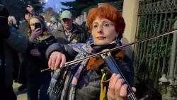 ვიოლინოზე შესრულებული უკრაინის ჰიმნი საელჩოსთან , სოლიდარობის აქციაზე