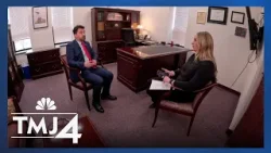 Окружной прокурор округа Кеноша отвечает на вопросы после 24-часовой операции по розыску подозрев...