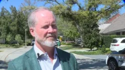 Член совета LSED Роберт Восбейн-младший обсуждает реконструкцию ресторана Smoothie King.