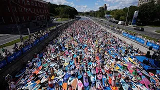 Des paddleboardeurs en costume descendent la rivière de Moscou pour un carnaval