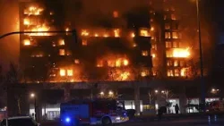 Großbrand in Valencia : Hochhaus steht komplett in Flammen