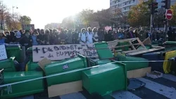 França: estudantes enfrentam polícia em protestos escolares