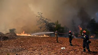 Grécia: helicópteros e bombeiros combatem fogo perto de Atenas