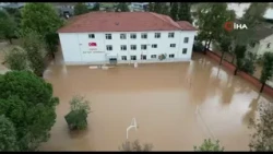 Sel Karasu’da mahalleyi yuttu: Sular 50 santimetreye ulaştı