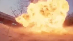 Взрывы и трюки, бросающие вызов гравитации, с участием выпускников Университета Бейлор. Взрывы и трюки, бросающие вызов гравитации, с участием выпускников Университета Бейлор.