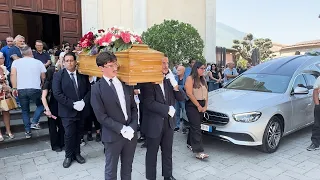 Nocera Superiore, i funerali di Luigi Esposito tra dolore e riflettori spenti