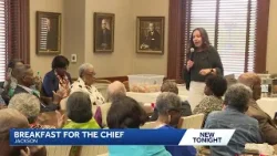 Лидеры общины собрались в здании Капитолия штата, чтобы поприветствовать начальника полиции Брэкни.