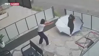 Şiddetli rüzgarın şemsiyeyle imtihanı kamerada