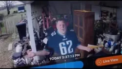 Владелец дома в округе Типтон застал мужчину, вручавшего документы, за тем, что тот мочился в нав...