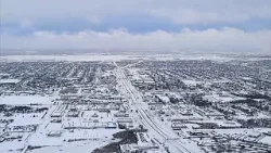 Las imágenes de dron muestran ciudades de EE UU cubiertas de nieve, quitanieves en marcha
