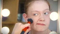17-årige Marianne har cerebral parese - bruger make-up til at styrke motorikken