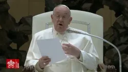 Il Papa abbraccia i padri di due bimbe uccise in guerra: amici uniti dalla croce