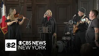 NYC officials mark 9/25, or Dolly Parton Appreciation Day