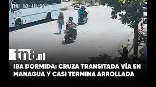 Without looking! Woman confidently crosses busy Managua street and is saved by a miracle