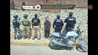 Detienen a dos personas y aseguran arma, cartuchos y motocicleta en Acapulco