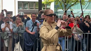 Céline Dion a Parigi, i fan la accolgono davanti all'hotel per una serie di 16 concerti
