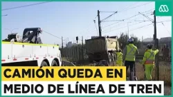 Camión protagoniza accidente y queda en medio de línea de tren en San Bernardo