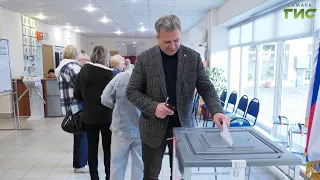 Samara Mayor Ivan Noskov casts his vote in the election