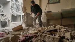 Tahran'ın güneyinde saldırı sonrası halk enkaz kaldırıyor