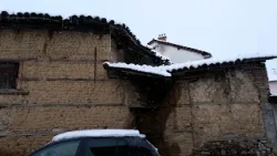 Një shtëpi e vjetër rrezikon të shembet në Gjakovë, shqetësohen banorët