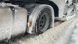 10-ти кілометровий затор та години у сніговій пастці: як Рівненщина долала негоду