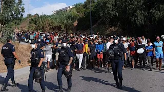 İspanya, yüzlerce göçmeni Ceuta sahilinden geçici barınaklara taşıdı
