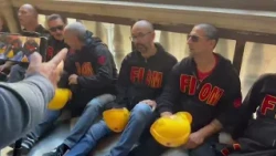 Ex Ilva, blitz dei lavoratori in Prefettura: "Dormiremo qui"