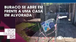 Buraco se abre em frente a uma casa em Alvorada