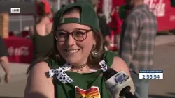 Ведущая Denver7 Лорен Леннон ведет прямую трансляцию с стадиона Empower Field перед домашним матч...