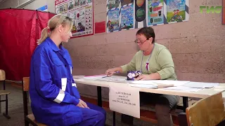 Samara factory workers cast their votes in the election