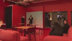 В клубе The Momentary проходит вечеринка по случаю просмотра церемонии вручения премии «Оскар».