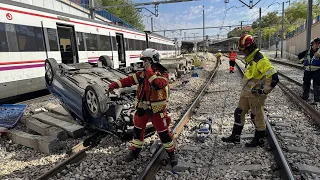Car falls onto train tracks in Fuenlabrada from a 6-meter-high bridge