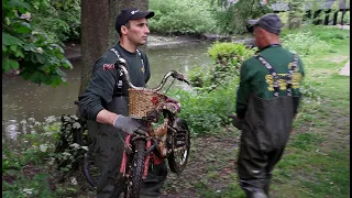 Jagtgevær, pengeskabe og cykler gemmer sig på bunden af åen