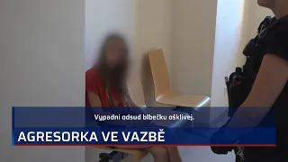 Konec teroru, doufají v Jihlavě. Agresivní žena nadávala i u soudu, míří do vazby