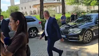 Makinat e ministrave dalin me shpejtësi nga Kuvendi, protestuesit i sulmojnë me vezë