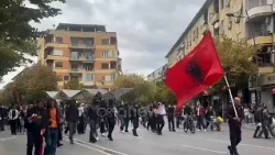 PROTESTA VIJON/ Pasi qëndruan para Ministrisë së Arsimit, studentë dhe pedagogë nisin marshimin