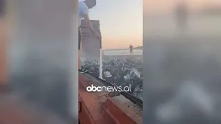 Përfshihet nga flakët një anije në Portin e Shëngjinit, ndërhyjnë menjëherë zjarrfikësit