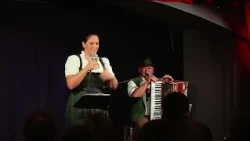 Natalie Ritt wows with "Dirndl de luxe" at the Theater Center Forum