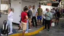 Βενεζουέλα: Κάτοικοι του Καράκας κάνουν προμήθειες τροφίμων εν μέσω πολιτικής αβεβαιότητας