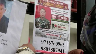 Angehörige in Nepal hängen Fotos vermisster Menschen an Klinikmauer in Kathmandu