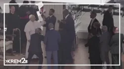 Участники команды Globetrotters научили Папу Льва крутить баскетбольный мяч.