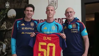 La selección de España conmemora a Dani Olmo sus cincuenta partidos con la Roja