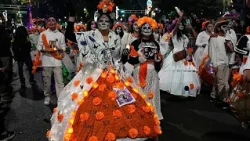 Mexiko: spektakulärer Catrina-Umzug lässt die Toten lebendig werden