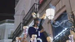 Susto en la procesión de 'Los Gitanos' de Madrid: la imagen se engancha en un cable