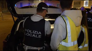 Bari, in giro di notte con la Polizia locale: controlli davanti ai giovani sui pericoli della strada