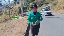 Una romeriante de Cañar con más de 60 años camina descalza hacia El Cisne Una romeriante de Cañar con más de 60 años camina descalza hacia El Cisne